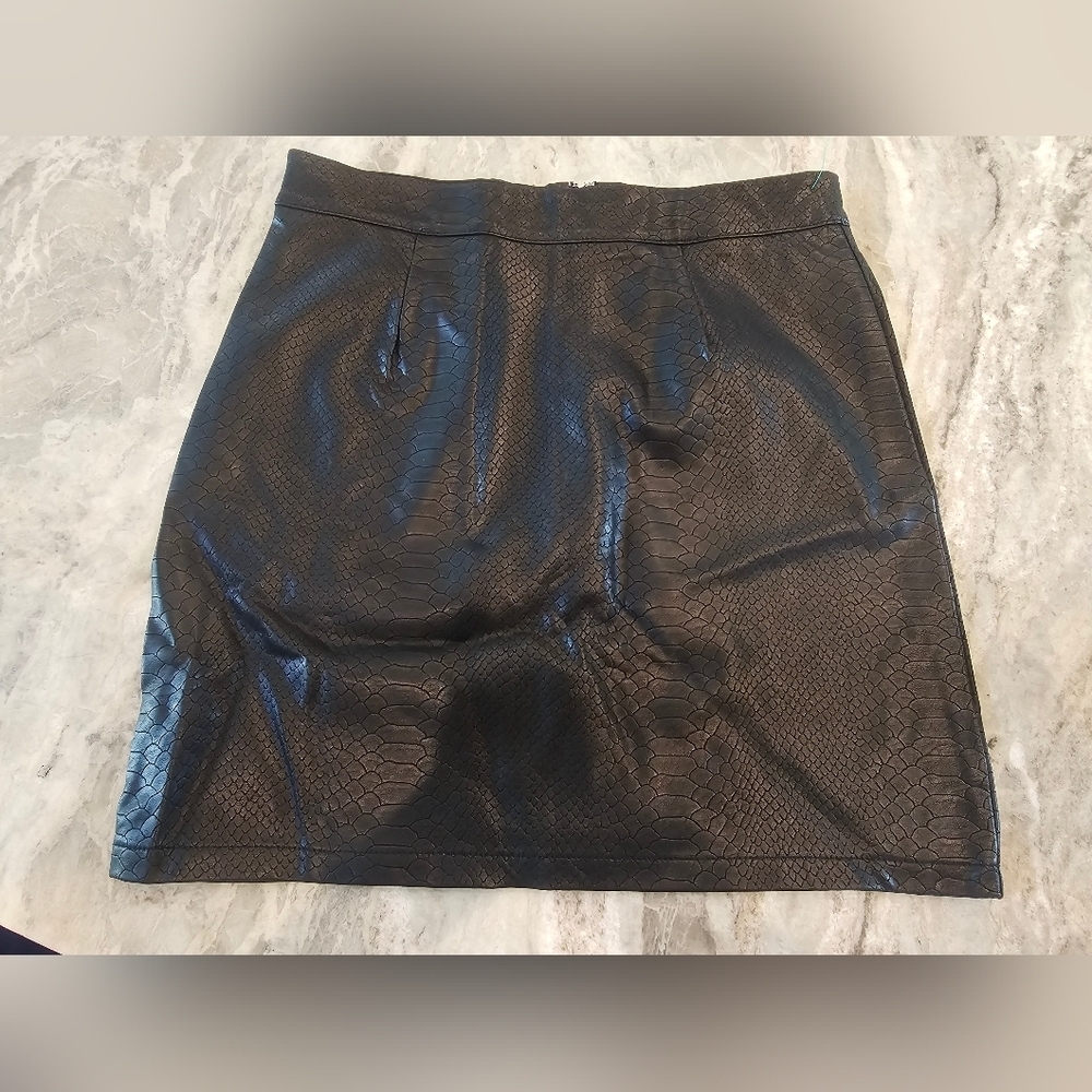 Shinestar Black Faux Snakeskin Mini Skirt – Size M